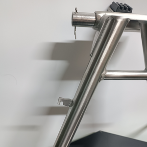 Soporte Central para Motocicleta Suzuki Raider 150 Satria F150, Acero Inoxidable Pulido, con Barra Transversal y Doble Resorte - Product Image 5