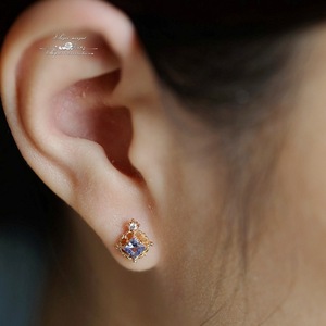 ชุดเครื่องประดับทองเหลืองชุบทอง 18K รุ่นใหม่<span class=keywords><strong>ส</strong></span>ุดฮิต <span class=keywords><strong>ส</strong></span>ีม่วงหวานสไตล์เจ้าหญิง ประดับเพชร CZ ทรงเหลี่ยมแบบวินเทจ ต่างหูแบบติดหู แหวน และสร้อยคอ<span class=keywords><strong>ส</strong></span>ำหรับผู้หญิง - Product Image 4