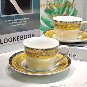 Juego de Comedor de Lujo Nórdico Más Vendido, Tazas y Platillos de Cerámica Inclinados Dorados - Product Image 1