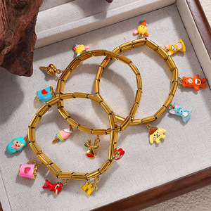 สร้อยข้อมือการ์ตูนน่ารัก โลหะผสมสังกะสี เครื่องประดับผู้หญิง ของขวัญแฟชั่น สร้อยข้อมือจี้ ดีไซน์ไม่สมมาตร สไตล์หลากหลายองค์ประกอบ - Product Image 3