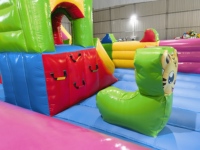 Castillo Inflable de Gran Capacidad con Dibujos Animados, Múltiples Toboganes, Pared de Escalada, Potente Soplador, Material de PVC, Fácil de Instalar para Niños