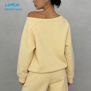 Ensemble deux pièces sur mesure OEM pour femmes, vêtements de détente, sweat-shirts oversize à épaules dénudées et <span class=keywords><strong>pantalon</strong></span> de survêtement à jambes larges et droites - Product Image 4