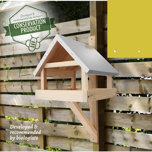 वेदरप्रूफ धातु छत के साथ लकड़ी का बर्डहाउस, लटकी लकड़ी की दीवार के साथ पक्षियों को खिलाने वाला घर - Product Image 5