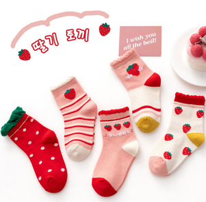 <span class=keywords><strong>Calcetines</strong></span> para niños Nuevos estilos múltiples Niños <span class=keywords><strong>Calcetines</strong></span> con estampado de fresa de longitud media <span class=keywords><strong>Calcetines</strong></span> suaves para bebés para Otoño e Invierno - Product Image 4