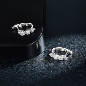 Pendientes de botón para mujer chapados en plata y oro con moissanita en forma de bola, ideales para aniversario o compromiso. - Product Image 2