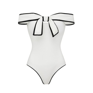 Maillot de bain une pièce femme épaules dénudées avec grand nœud et passepoil contrastant noir et blanc, Monokini, Maillot de bain de plage, Vente en gros de maillots de bain - Product Image 3