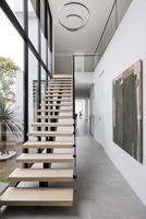 Escalier flottant droit moderne en bois massif personnalisable avec marches en verre trempé pour villa intérieure duplex
