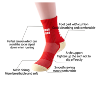 Un Ensemble de Chaussettes Antidérapantes Personnalisées à Logo et Manches de Compression Colorées, Rembourrées pour Football