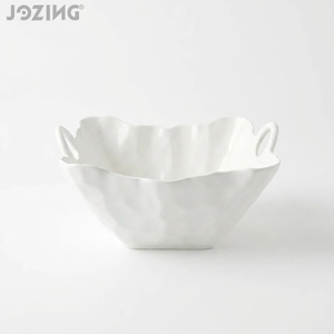 Bol de cuisson en céramique blanche avec poignées, bord ondulé organique, plat de service irrégulier, plat four-table, compatible micro-ondes et lave-vaisselle - Product Image 1