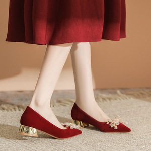 Sandalias de tacón con punta en punta de terciopelo rojo con decoración floral, zapatos de tacón medio para fiesta de boda, calzado cómodo para mujer - Product Image 3