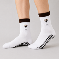 Vente en gros de chaussettes de cocktail blanches personnalisées brodées, chaussettes antidérapantes en coton pour femmes, chaussettes de pilates