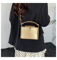 Sac à main de luxe pour femme avec accent métallique en V, nouvelle mode, 10 couleurs, sac à bandoulière avec poignée supérieure