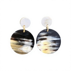 Boucles d'oreilles modernes en forme de cercle, en corne naturelle polie, écologiques, faites à la main, HASAN CRAFT, provenant de l'Uttar Pradesh - Product Image 1
