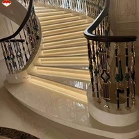 Marches d'escalier personnalisées en marbre Crème Marfil antidérapantes, beige, avec motifs découpés au jet d'eau