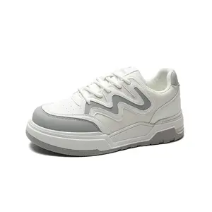 Zapatos de tablero de estilo Hong Kong de diseño pequeño tendencia 2023 nuevos deportes pequeños zapatos casuales versátiles deportivos blancos pequeños