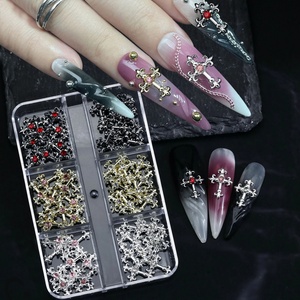Decoración de Uñas Estilo Punk Oscuro con 6 Rejillas de Aleación en Forma de Corazón, Textura Metálica y Cruz de Diamantes de Imitación - Product Image 1