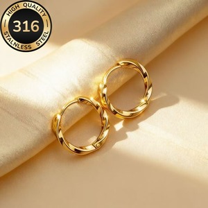 Boucles d'oreilles Mobius en acier titane, vente en gros transfrontalière Europe et États-Unis, avec anneau torsadé et fermoir d'oreille - Product Image 4
