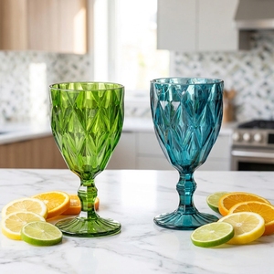 Calice in Plastica 330ml Simil-Vetro Colorato con Stelo, Stile Europeo Americano Retrò con Motivo a Diamante, Lussuoso e Personalizzabile per Bar e KTV - Product Image 1