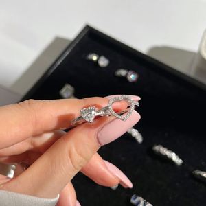 เครื่องประดับดีไซน์สวยจาก Dylam Statement Fine Jewelry เงินแท้ S925 ชุบโรเดียม ประดับเพชรคิวบิกเซอร์โคเนีย 5A รูปหัวใจ สำหรับผู้หญิง ชุดแหวนแบบถอดประกอบได้ - Product Image 5