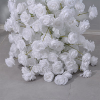 Nouvelle arche de fleurs artificielles en forme de corne de rose blanc pur pour la décoration de la scène de mariage.
