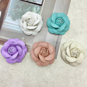 Yupu Corsage de Flor de Camelia en Cuero 3D, Accesorio de Tela Hecho a Mano para Decoración de Zapatos y Cabello - Product Image 2