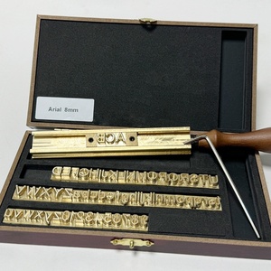 แม่พิมพ์ทองเหลืองแบบขายส่ง แม่พิมพ์สัญลักษณ์อักษรและตัวเลข สามารถปรับแต่งแบบอักษรและขนาดได้ ใช้ร่วมกับช่องใส่บัตร - Product Image 6