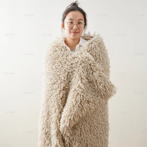 <span class=keywords><strong>Plaid</strong></span> lesté de luxe 60x70 en fausse fourrure tricotée unie, doux et moelleux, effet nuage, style Teddy Shaggy, pour la décoration intérieure - Product Image 4