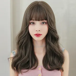 Wig rambut keriting panjang bahu gelombang tubuh cokelat alami 20 inci Wig rambut keriting serat Jepang dengan poni rambut sintetis