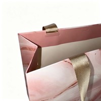 Sac en papier cartonné blanc imprimé offset vibrant avec estampage à chaud doré, gaufrage et plastification, sac à main de luxe