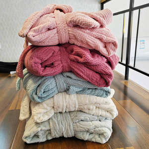 ผ้าขนหนูคลุมอาบน้ำแบบสปาหรูหรา ผ้าไมโครไฟเบอร์ถักแบบกำหนดเอง อบอุ่น เป็นมิตรกับสิ่งแวดล้อม แห้งเร็ว นุ่ม เรียบง่าย สำหรับทุกเพศ - Product Image 1