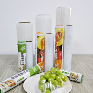 فيلم تغليف طعام رخيص عالي المرونة من البولي إيثيلين بطول 500-1500 متر، فيلم لاصق للطعام بلفة كبيرة - Product Image 4