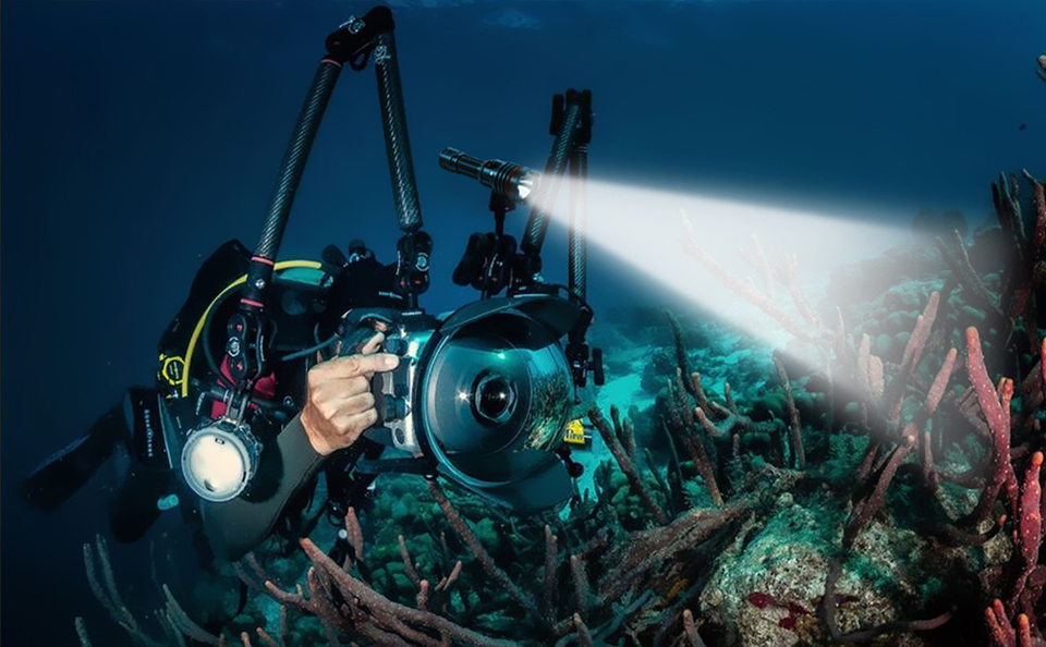 Lampe De Plongée Sous-marine 2000 Lumens – Étanche 60 M – LED 7500K – Avec Rouge Et Bleu – Pour Apnée, Camping, Spéléo