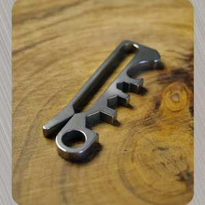 อุปกรณ์กลางแจ้งขายส่ง เครื่องมือ EDC พวงกุญแจรูปงูหางกระดิ่ง คลิปหนีบกระเป๋า หัวเข็มขัดสำหรับเดินป่า อุปกรณ์เสริมแขวนเร็ว - Product Image 4