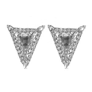 Boucles d'oreilles à clous de luxe pour femmes de style européen et américain, plaquées rhodium, brillantes, géométriques, en forme de triangle, en cristal de verre et en alliage de zircon - Product Image 6