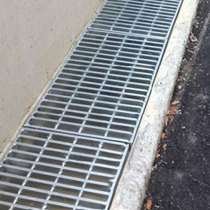 Systèmes de drainage extérieur : <span class=keywords><strong>Caniveau</strong></span> de drainage linéaire pour <span class=keywords><strong>piscine</strong></span> avec couvercles <span class=keywords><strong>à</strong></span> fentes en acier inoxydable - Product Image 1