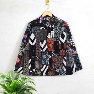 Chaqueta Acolchada de Algodón Estampada Reversible de Nuevo Estilo, Chaqueta Kantha Hecha a Mano con Parches de Algodón - Product Image 1