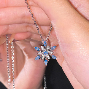 Collana con Ciondolo a Fiocco di Neve Blu Marquise per Donne, Gioielli Invernali Natalizi alla Moda - Product Image 3