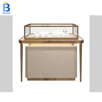 Présentoir de bijouterie sur mesure en vente au détail pour vitrine avec concept de mobilier exclusif
