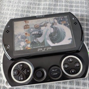 PSP Go 16GB Plants Vs Zombies Chinese Paladin Monster Hunter Lebih dari 5.000 Game Layar Berwarna Tanpa Layar Sentuh