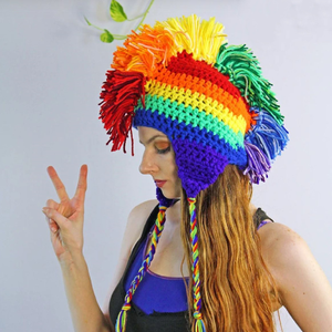 Gorro de punto arcoíris estilo romano con borlas y orejeras, gorro unisex de ganchillo para disfraz de Halloween o uso casual. Se aceptan pedidos personalizados. - Product Image 1