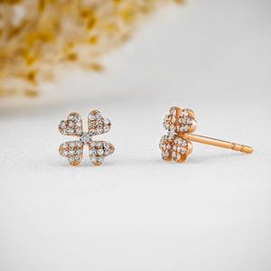 Boucles d'oreilles clous en or massif 18 carats Elvora Gems pour femme, motif trèfle pavé de diamants, 1,4 g la paire, diamants sans conflit de 0,20 ct, pour usage quotidien - Product Image 3