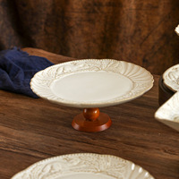Plateau à thé de l'après-midi en céramique à motif végétal gaufré vintage avec pieds en bois hauts, pour servir des desserts et des collations exquis