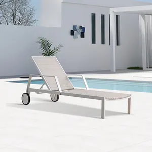 Chaise longue en rotin côté piscine chaise longue d'hôtel mobilier d'extérieur chaise longue de jardin en osier avec coussin pour patio