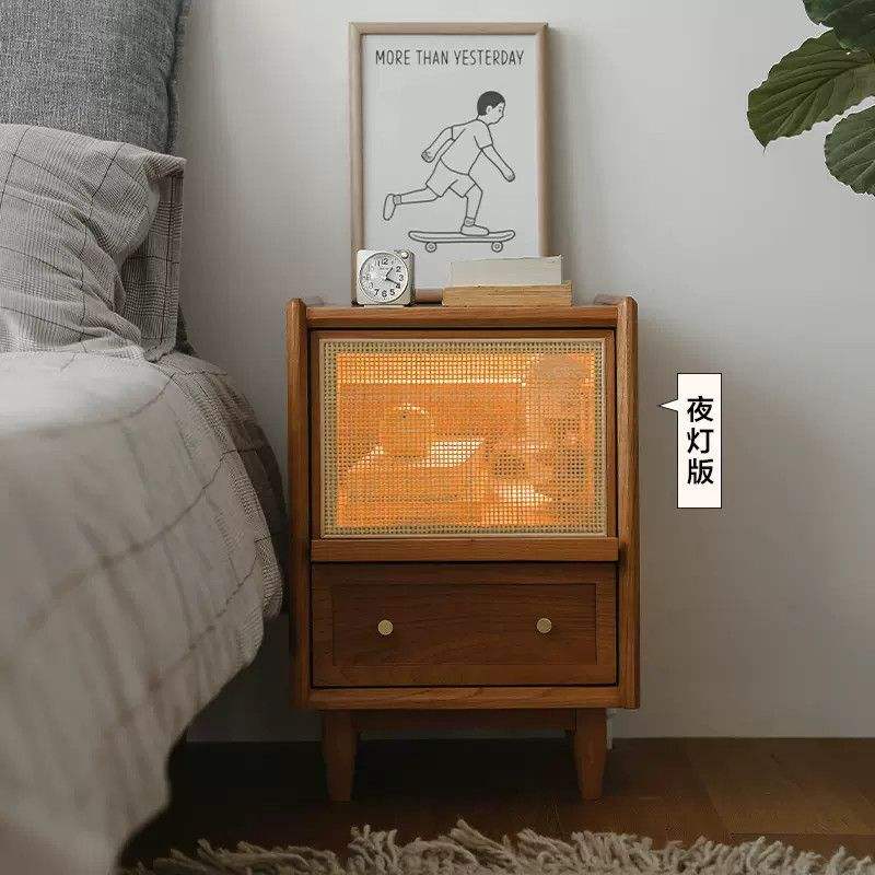 Color madera de cerezo con lámpara.