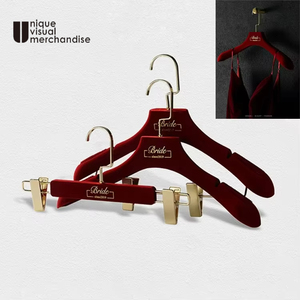 Portant d'Exposition <span class=keywords><strong>de</strong></span> Vêtements Rouge Haut <span class=keywords><strong>de</strong></span> Gamme <span class=keywords><strong>de</strong></span> Style <span class=keywords><strong>Chinois</strong></span> - avec Flocage Velours Antidérapant pour Robe <span class=keywords><strong>de</strong></span> Mariée en <span class=keywords><strong>Magasin</strong></span> <span class=keywords><strong>de</strong></span> Vêtements - Product Image 1