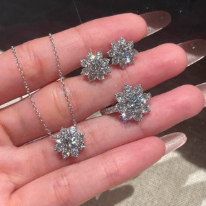 Ensemble de bijoux de luxe en or blanc 18 carats avec diamants créés en laboratoire, motif floral, 3 pièces (collier, boucles d'oreilles, bague) pour femme, idéal pour les banquets - Product Image 1