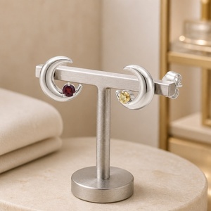 Boucles d'oreilles clous en argent 925 en forme de lune avec grenat et citrine sertis griffe, design minimaliste, unisexe, pour usage quotidien - Product Image 3