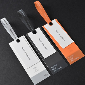 Étiquettes personnalisées en PVC souple de haute qualité, impression en caoutchouc, vente en gros, étiquettes suspendues pour vêtements en papier spécial <span class=keywords><strong>incolore</strong></span> gaufré - Product Image 1
