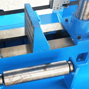 Machine à scier CNC haute performance pour la découpe <span class=keywords><strong>et</strong></span> l'usinage de précision des <span class=keywords><strong>pièces</strong></span> automobiles <span class=keywords><strong>et</strong></span> des matériaux métalliques. - Product Image 4