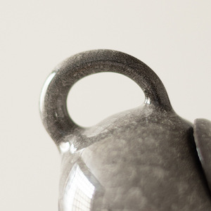 Théière en céladon noir avec poignée en forme de fleur de glace et couvercle, petite théière de bureau pour thé Kung Fu, ornement - Product Image 1